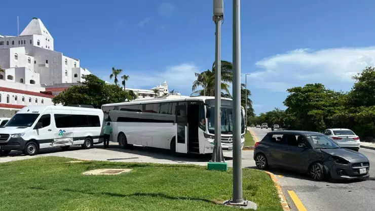 ¡Precaución! Choque en Boulevard Kukulkán entre autobús, combi y auto genera tráfico _ VIDEO.jpg