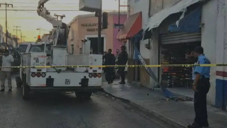 FOTO_ Reportan cierre de calles por la caída de un poste