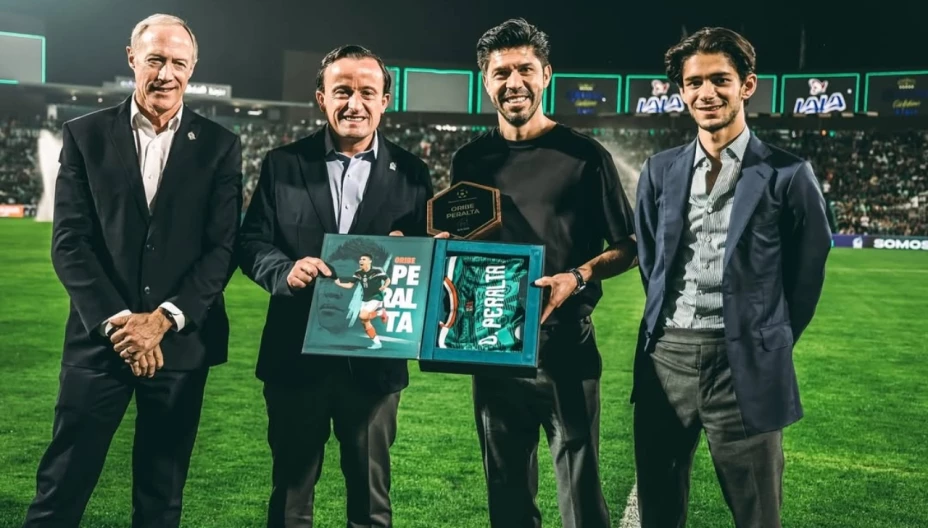 Oribe Peralta fue homenajeado