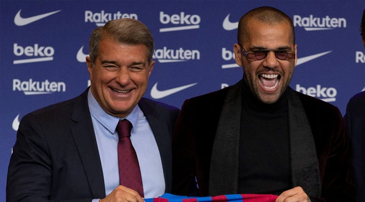 Joan Laporta y Dani Alves en la presentación del jugador con Barcelona