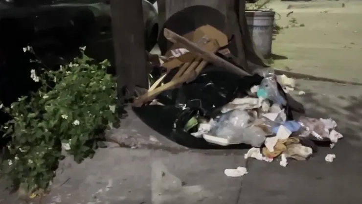Vecinos reportan fuerte olor fétido proveniente de bolsas negras.