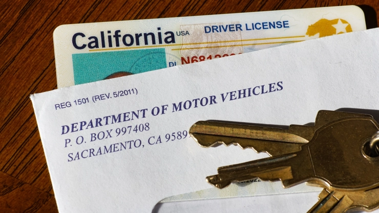 Licencia de conducir de California, credencial del DMV y llaves de un coche