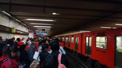 Persona baja a las vías de la Línea 3 del Metro CDMX y provoca retrasos