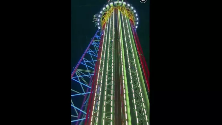 joven juego mecánico