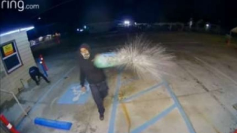 Intentan quemar centro migratorio en California, terminan quemados