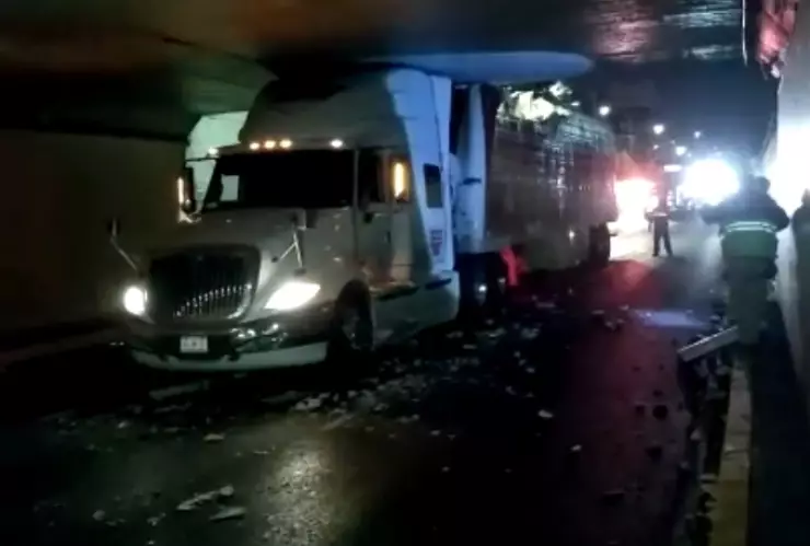 TRÁILER ATORADO.jpeg