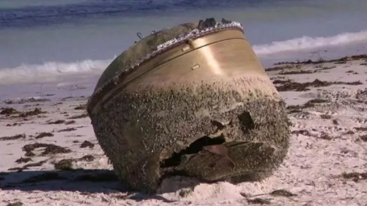 VIDEO Raro objeto metálico en playa Green Head, Australia