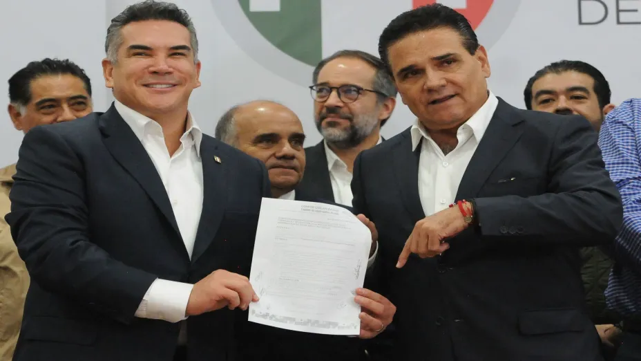 Silvano Aureoles entrega a Alejandro Moreno su hija de registro como aspirante a responsable del Frente Amplio por México.