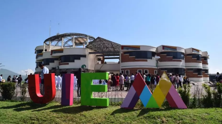Las letras de la Universidad Autónoma del Estado de México (UAEMéx).