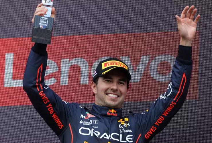 Checo Pérez levanta el trofeo del segundo lugar del Gran Premio de Gran Bretaña