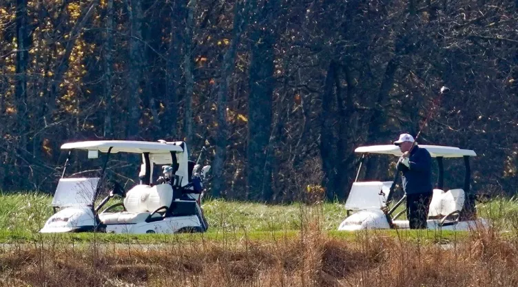 Trump jugando golf