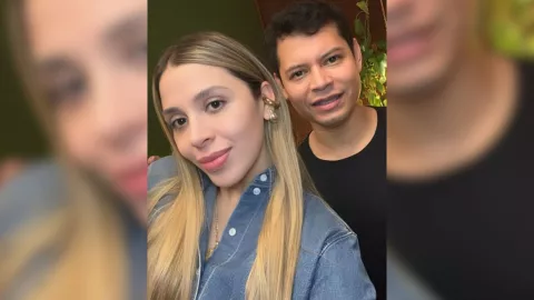 Emma Coronel con su nuevo look, de rubia, junto al estilista Sergio Arévalo
