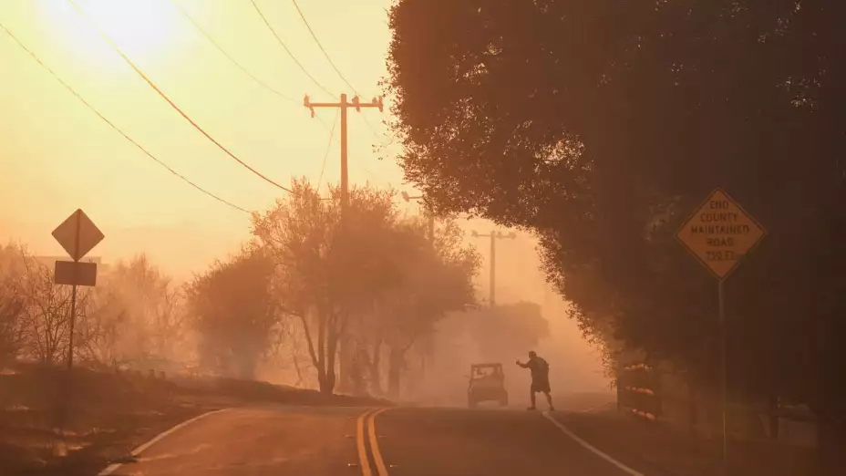 Personas huyen de un incendio forestal en el Cañón Hasley, California.