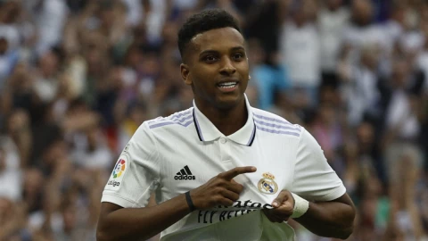 Rodrygo señalando el escudo del Real Madrid
