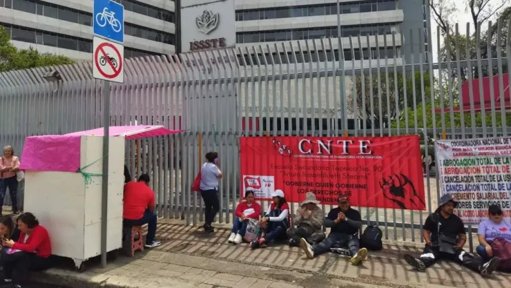 Bloqueo de la CNTE en las oficinas del ISSSTE en CDMX.