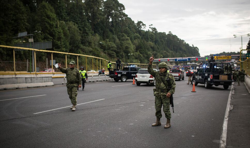 Retén militar en la autopista de Toluca en búsqueda del capo del cártel de Sinaloa