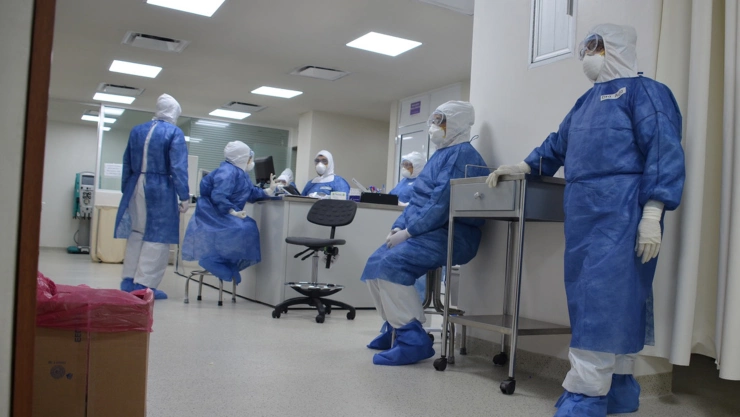 Médicos enfrentan COVID-19 en Monterrey