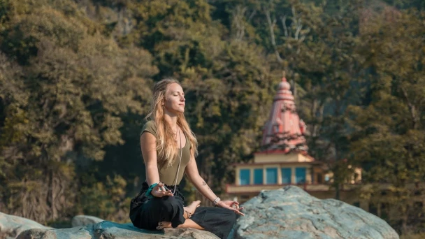 mujer meditando en retiro espiritual ashram