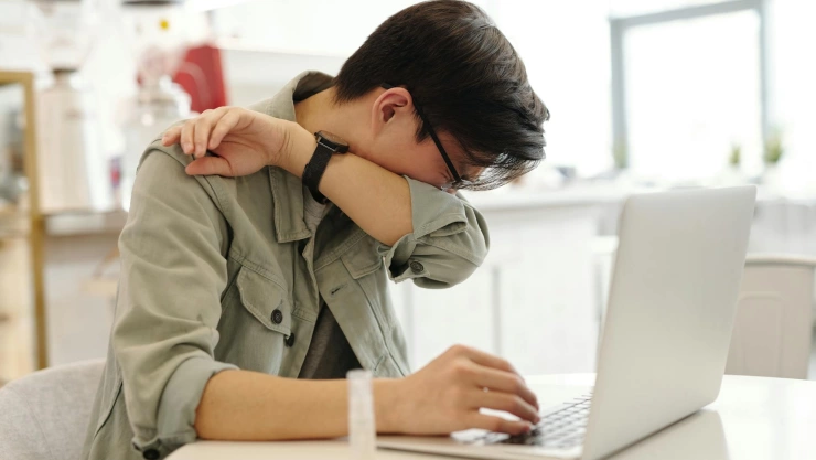 Persona enferma tosferina medidas Ecuador.jpg