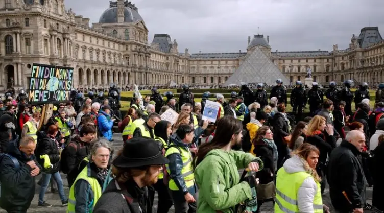 Cientos de personas marchan en París en una nueva protesta de los chalecos amarillos