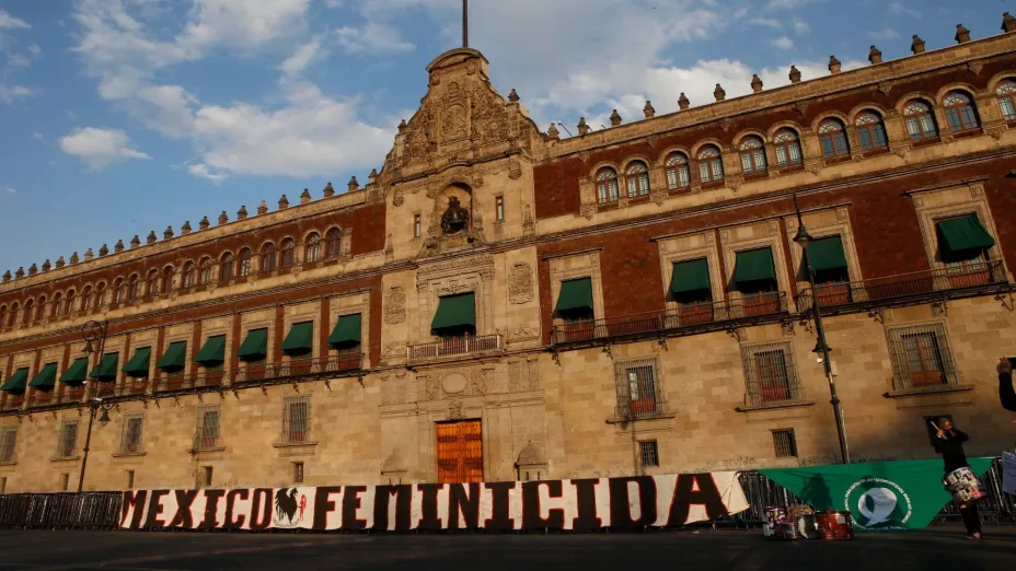 México denuncia feminicidios frente al Palacio Nacional 25 de noviembre de 2020 Día Internacional de la Eliminación de la Violencia Contra las Mujeres AP Foto Ginnette Riquelme.jpg