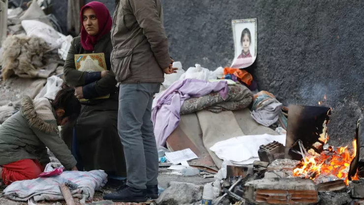 familia damnificada están junto a una fogata que probablemente les ayuda a aminorar las bajas temperaturas