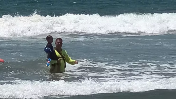 ÚLTIMA HORA | Así fue el rescate de un niño de 5 años que era jalado por el mar en Boca de Iguanas, La Huerta