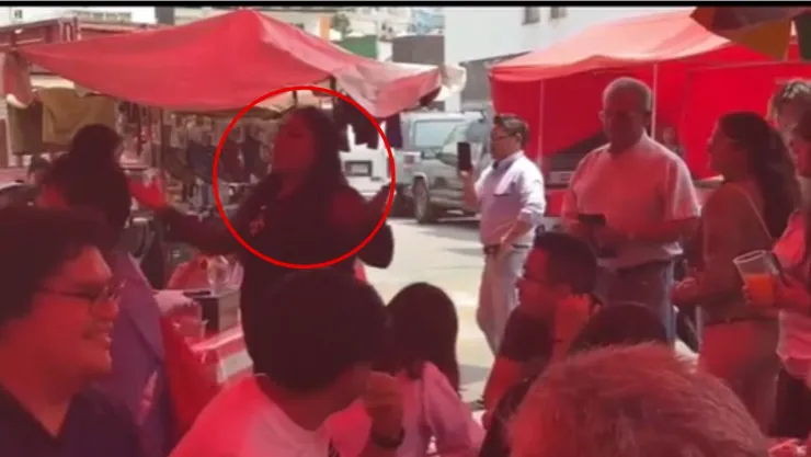 cantante de ópera se hace viral por cantar en un tianguis