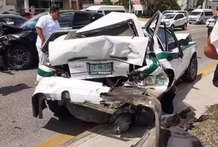 Fuerte accidente en el Boulevard Colosio de Cancún