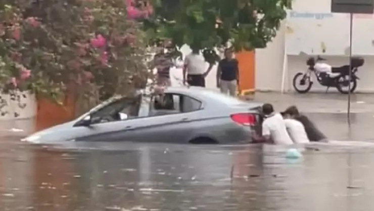 Lluvias en Yucatán provocan que los autos FLOTEN debido a las inundaciones