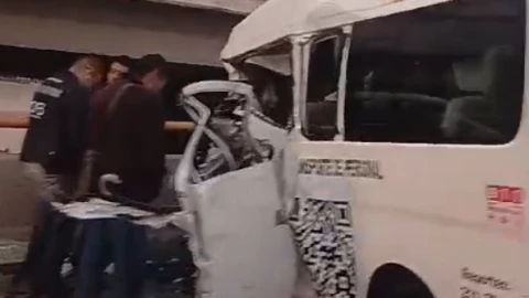 Accidente en la carretera 57 Querétaro-San Luis Potosí , camioneta prensada HOY viernes 18 de octubre 2024