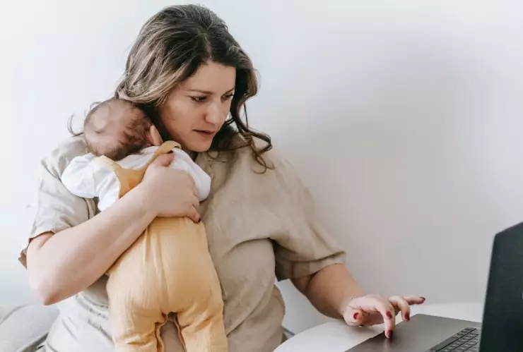 Mamá trabajando en casa