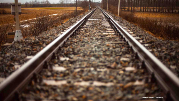policia rescata hombre atorado vias tren.jpg