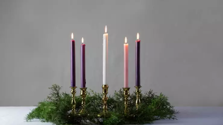 ¿Cuáles son los colores de las velas de la Corona de Adviento?