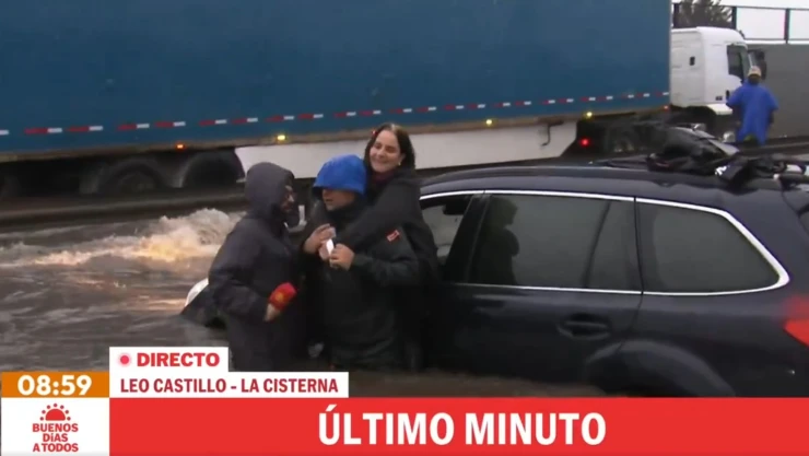 equipo-televisión-salva-mujer-atrapada-auto-inundaciones-chile-rescate-video