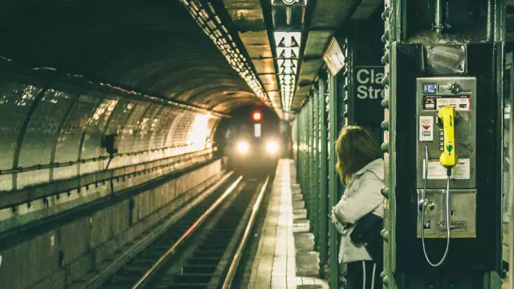 Su ropa se atora en puerta del metro de NY y muere al ser arrastrado