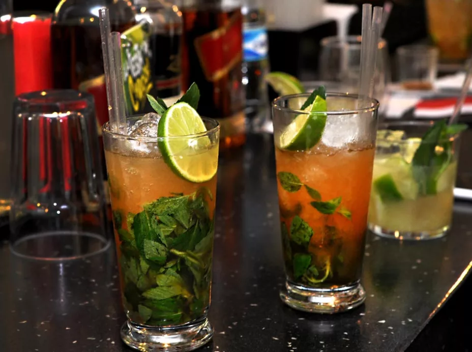 Xuxu y Mauricio Diaz-Roura se estrenan como bartenders