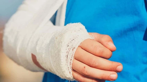 Sufre fuerte caída en la escuela y termina con posible FRACTURA; así ocurrió todo