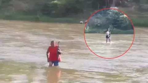 Sin puente, familias de Acapulco cruzan el contaminado Río de la Sabana para vivir