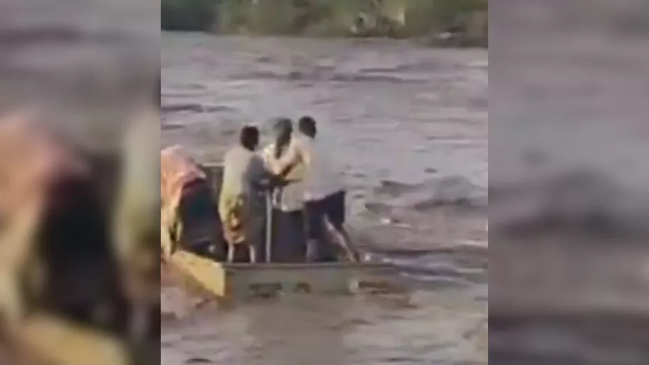 Familia arrastrada por la corriente.jpg