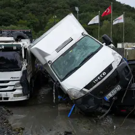 Vehículos afectados por una inundación en Estambul, Turquía.