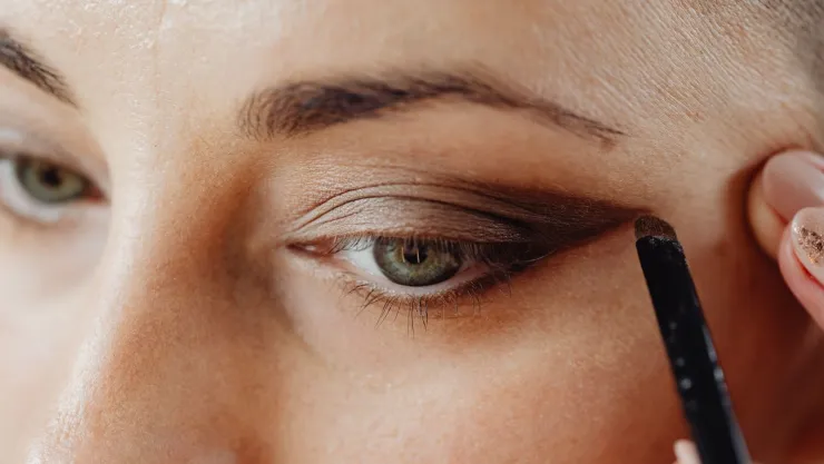 Cómo maquillar ojos hundidos después de los 40 para lucir más descansada