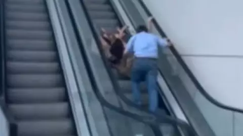Mujeres caen de escalera eléctrica en plaza comercial de Mérida; así fue el momento