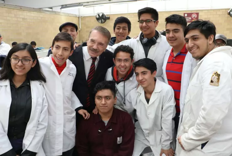 Egresan estudiantes IPN