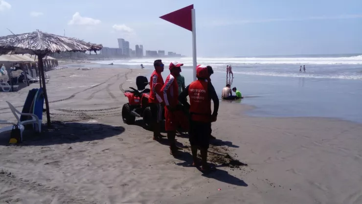 Autoridades de Acapulco colocaron banderas rojas en las playas por el fenómeno de mar de fondo.