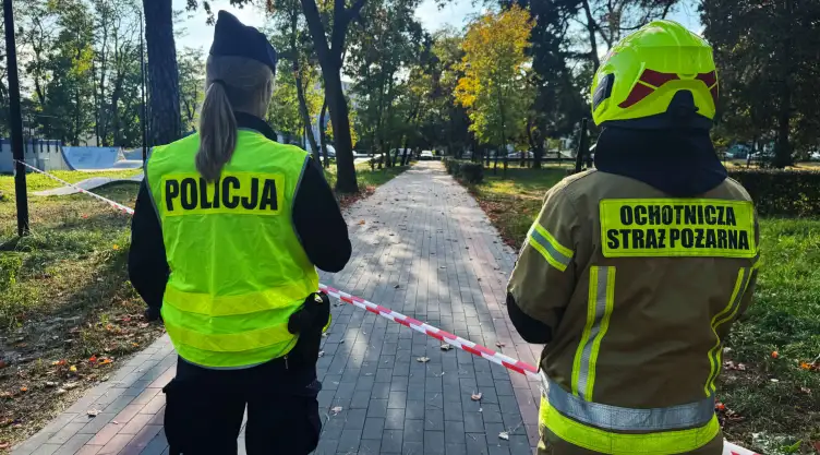 Autoridades acordonan una calle tras un ataque a una escuela en Polonia.