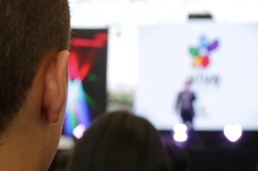 Los jóvenes atentos al mensaje