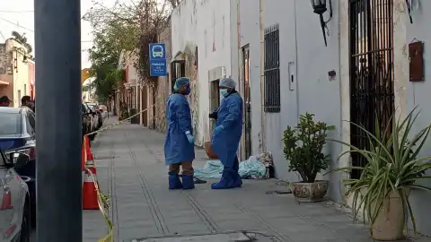 En calles del centro de Mérida hallan a un hombre sin vida en la vía pública