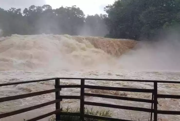 cascadas de agua azul desbordamiento.jpg