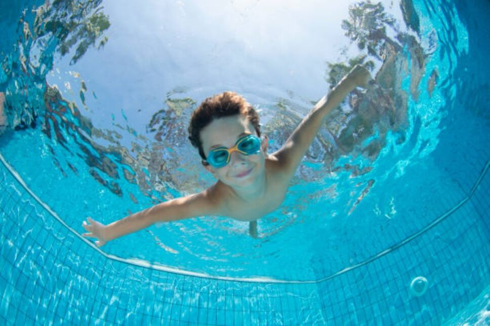 niño en la piscina.jpg